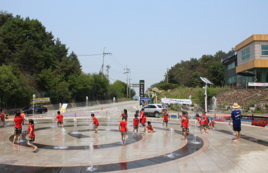 20240822 보도자료 사진(공단, 이천농업테마공원 수경시설 이달 25일까지 운영).png 이미지